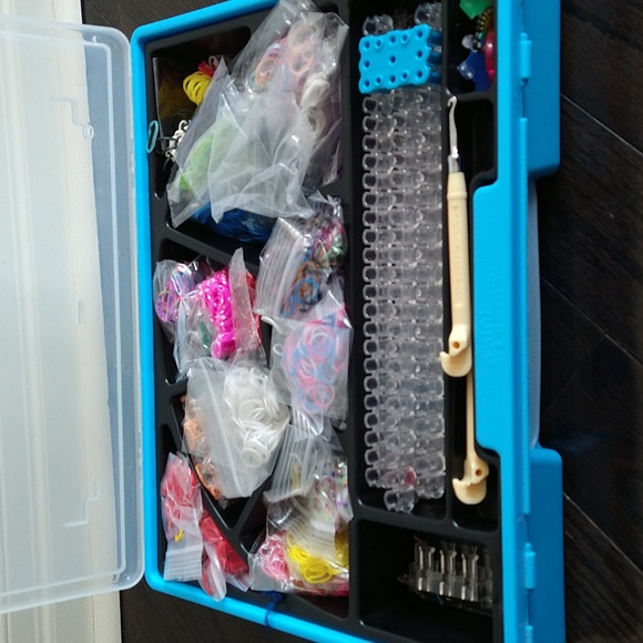 Rainbow Loom kit and bonus bands in container - Picture 7 of 7